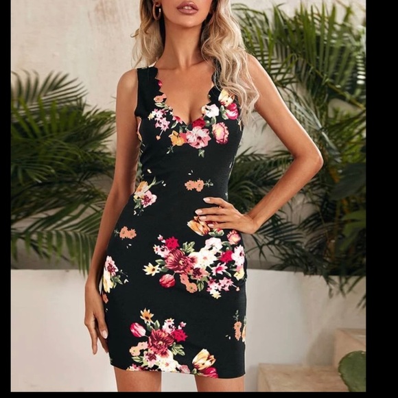Dresses & Skirts - Black floral v neck sleeveless scalloped dress